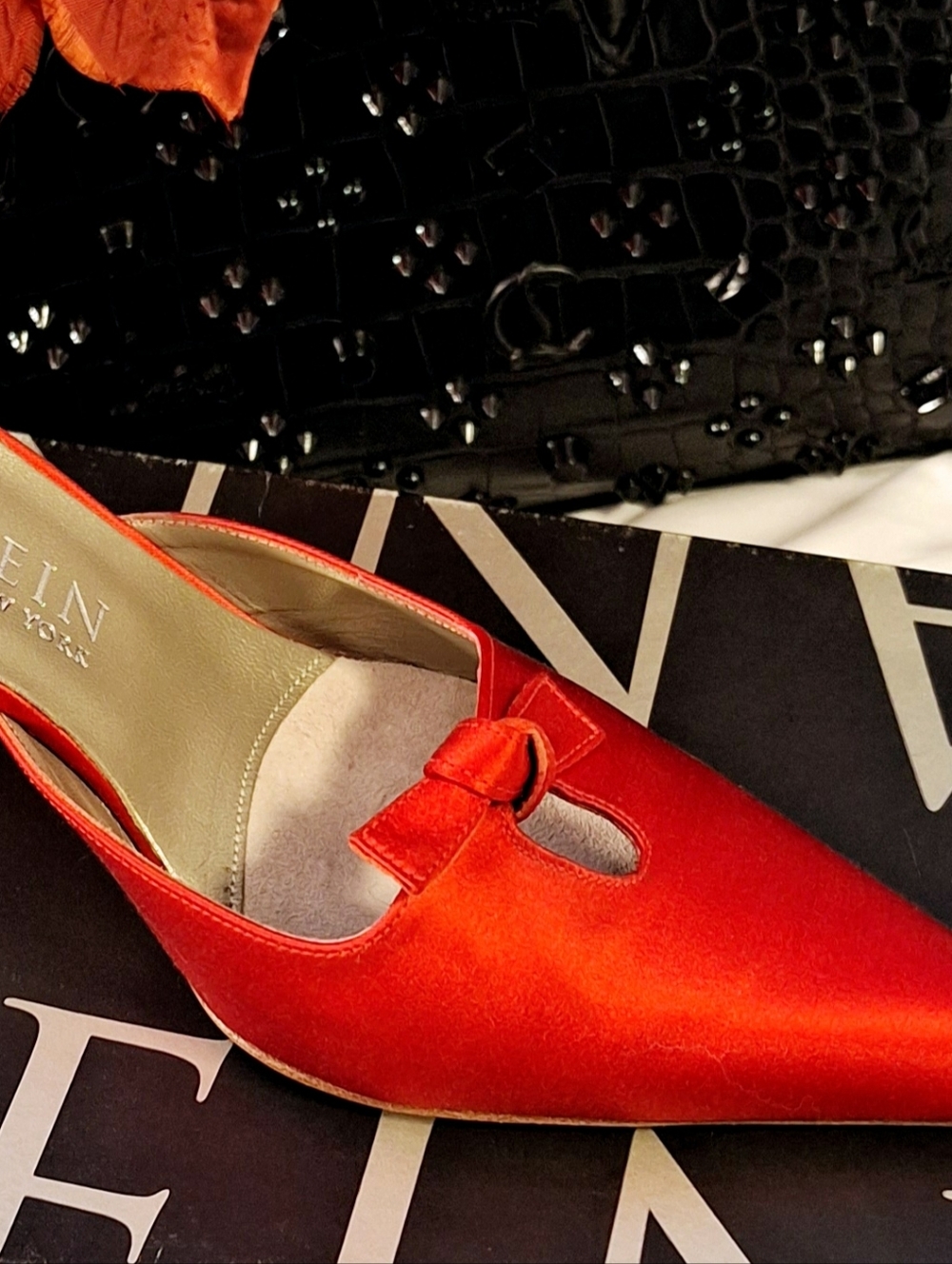 RED SATIN MULE - Picture 11 of 12